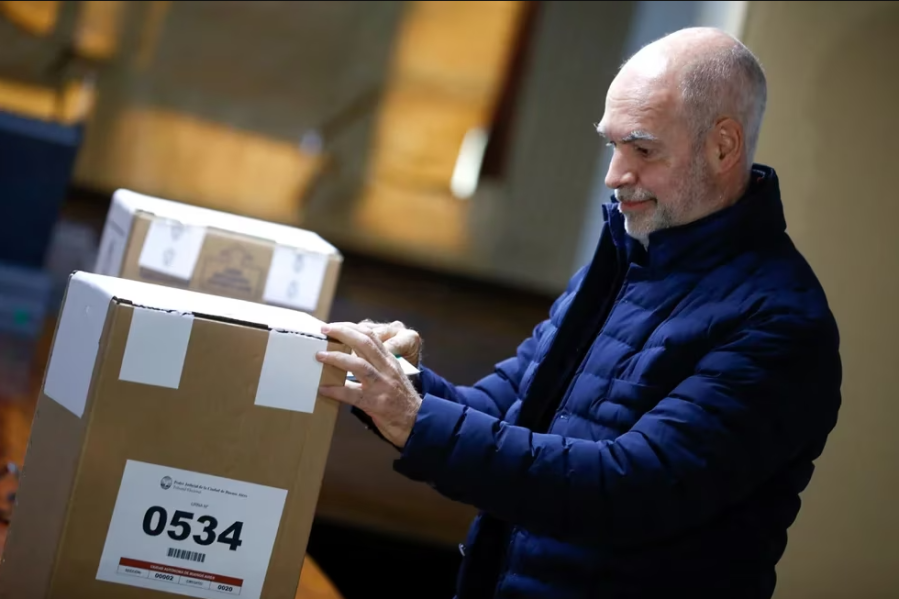 Larreta votó en la Facultad de Derecho: ”Vayan todos a votar, en paz y con tranquilidad, la salida es votando”