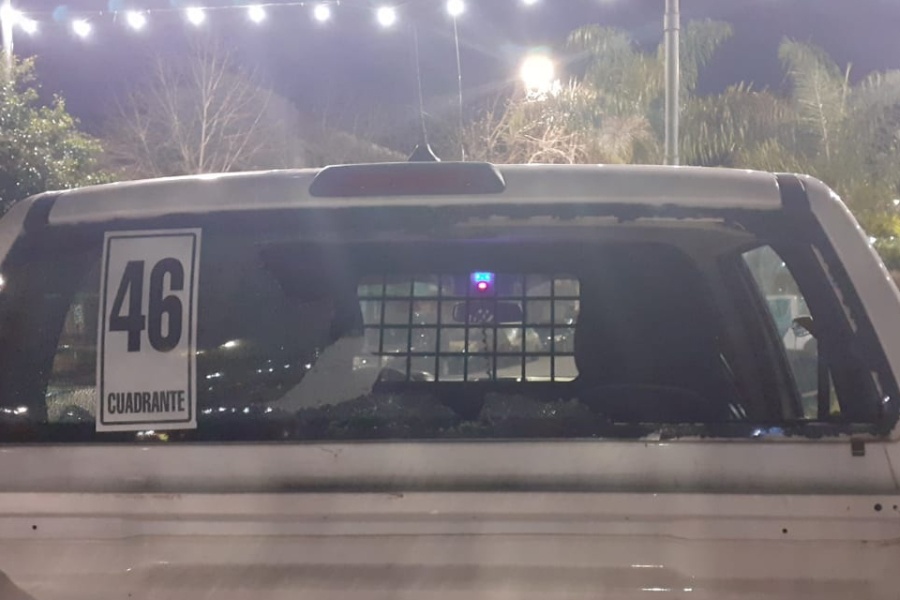 Atacaron a piedrazos un patrullero que llevaba dos motochorros de Los Hornos: eran familiares que intentaron rescatarlos
