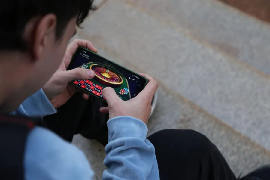 Kicillof oficializó la batería de medidas contra el juego compulsivo adolescente: controles, ”autoexclusión” y Observatorio