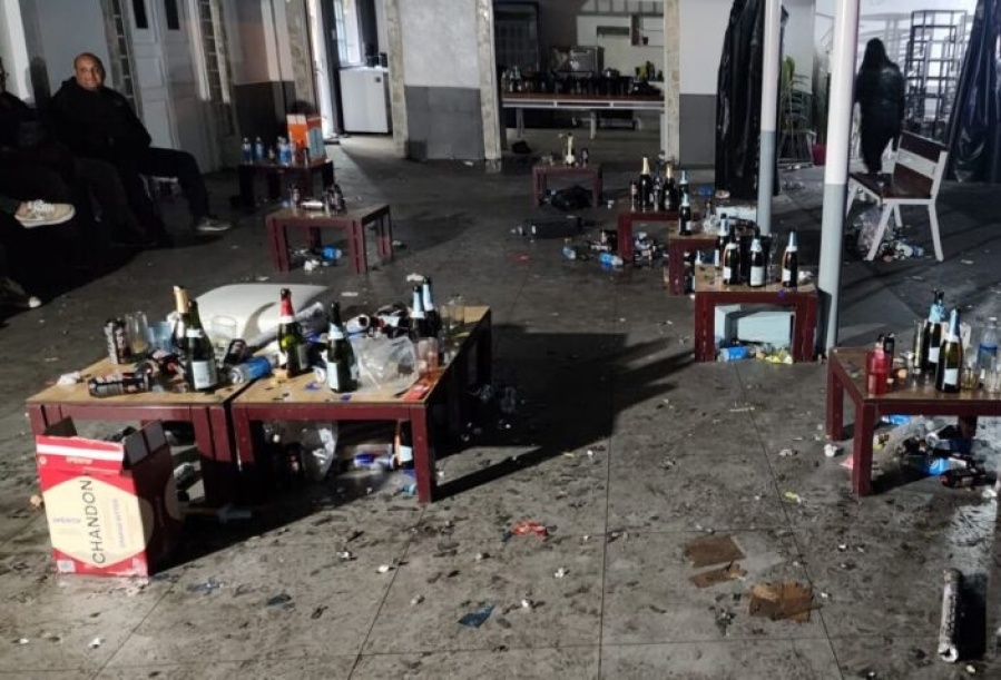 Descubrieron pastillas de éxtasis con la cara de Lionel Messi en una fiesta clandestina con 300 personas