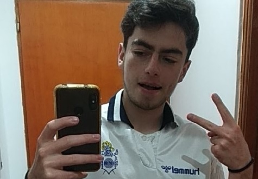 Una hermosa rubia cautivó a dos triperos durante el clásico platense e iniciaron una dificilísima búsqueda: ”Nos olvidamos”