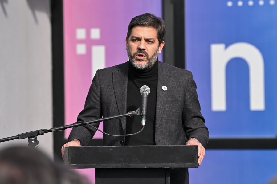 Tras la frase de Caputo, Bianco dijo que en La Plata y el Conurbano la gente ya vende joyas, muebles y ollas para sobrevivir