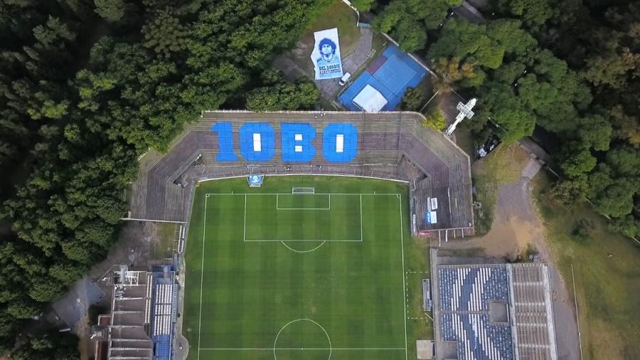 Los hinchas de Gimnasia organizaron varios homenajes a Maradona en la vuelta del club al Bosque tras su fallecimiento