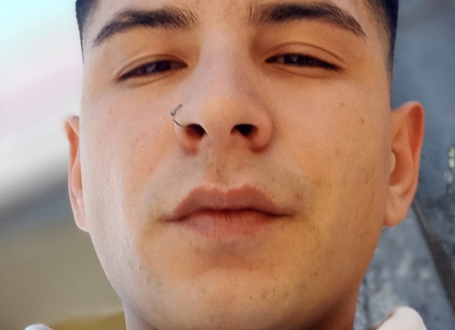 Cuando tenía 16 años falleció su mamá en La Plata, quedó solo y ahora es una máquina de tirar CV: ”Luchamos contra la vida”