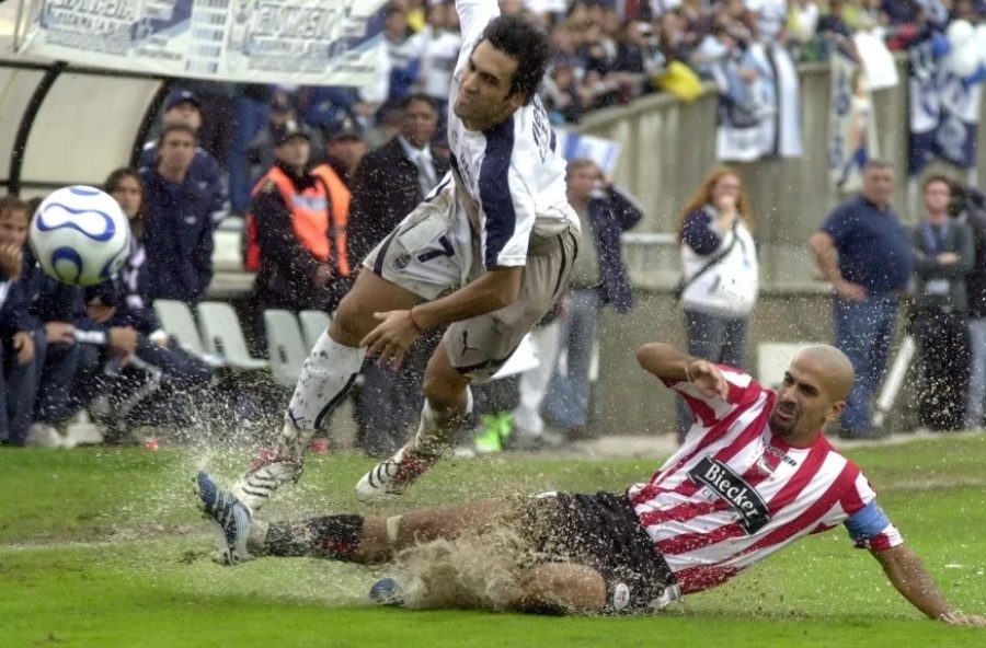 Furor por un juegazo que desafía a los hinchas de Estudiantes y Gimnasia: completar los equipos titulares del 2006 al 2025