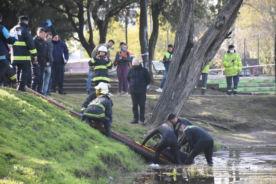 Cadáver hallado en el lago del Parque Saavedra: vecina contó que “anoche hubo una pelea” y habló de “zona peligrosa”