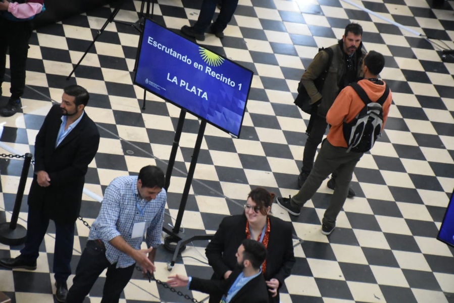 El secretario electoral, Leandro Luppi, habló de una elección pareja en La Plata y dijo cómo se brindará el resultado oficial