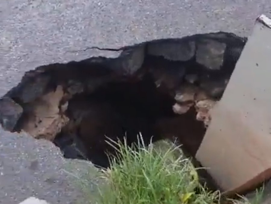 ”Lindo buraco”: en 17 y 65 reclamaron por un peligroso pozo