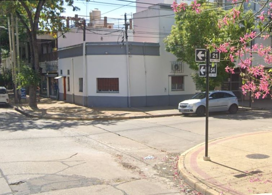 Dos delincuentes sorprendieron a un hombre y le robaron una moto de alta gama cerca de la plaza Malvinas Argentinas