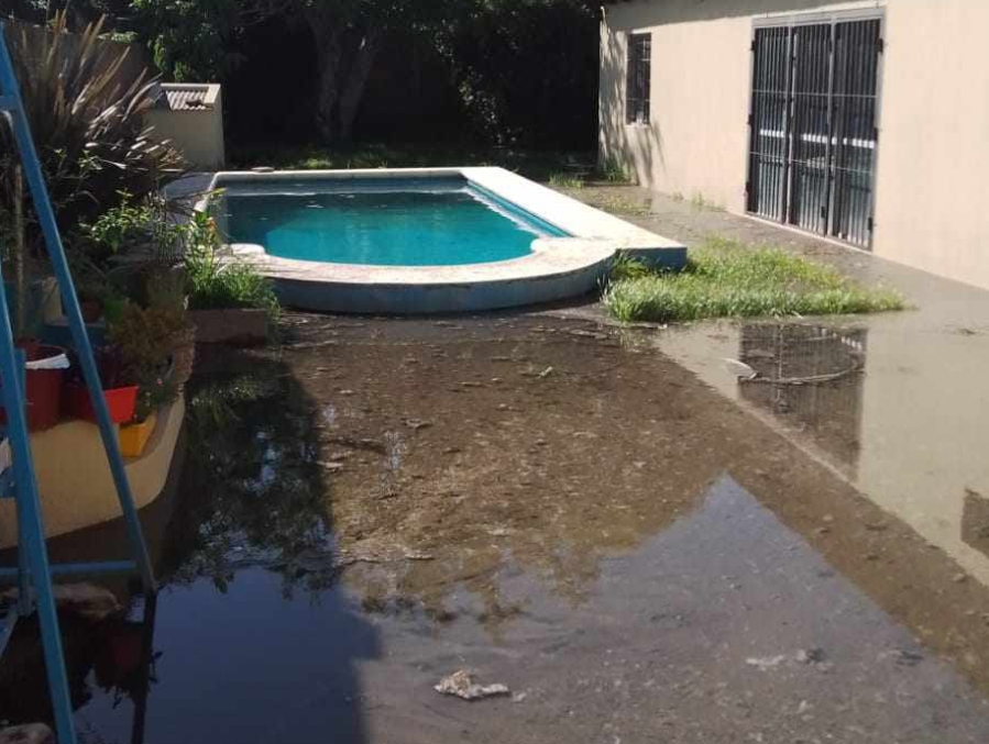 En un sector de Los Hornos se quejaron por las cloacas tapadas: ”Los fondos están llenos de caca y agua”