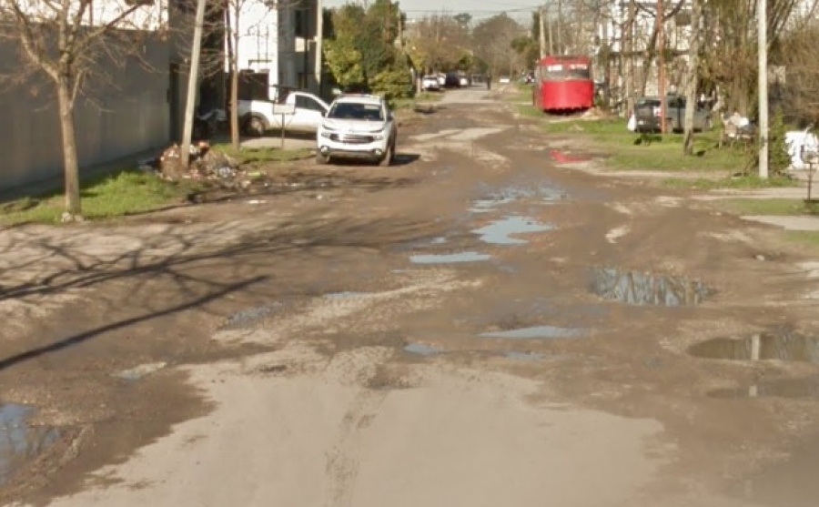 Vecinos de Los Hornos reclaman por mejoras en una calle: “Está todo roto”