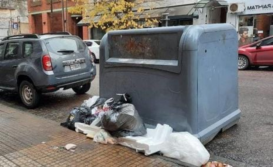 En la calle 49 entre 12 y 13 reclaman por la poca higiene que hay en la zona porque ”tiran las bolsas donde quieren”