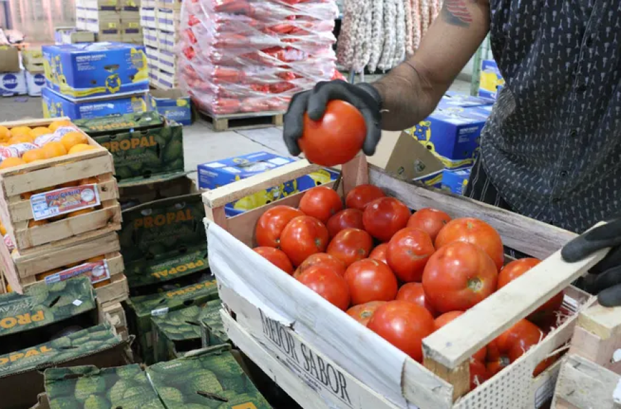 Frutas y verduras por las nubes: el tomate subió casi 1000% en el último año y las heladas jugaron en contra