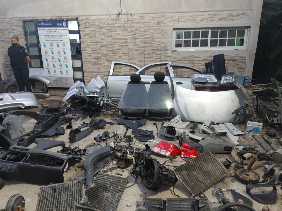 Allanaron una casa en Romero y descubrieron un desarmadero de autos