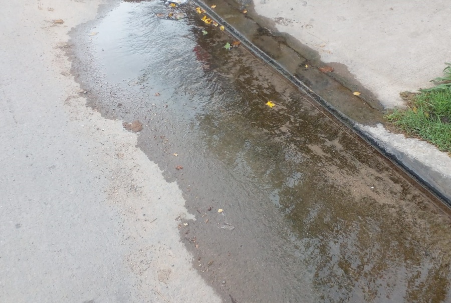 Vecinos reclamaron por una pérdida de agua en una cuadra de San Carlos: ”Una persona mayor se fracturó el tobillo”