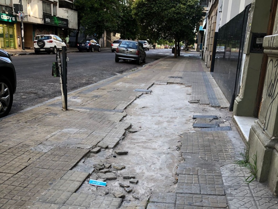 Vecinos 6 entre 48 y 49 piden por el arreglo de la vereda