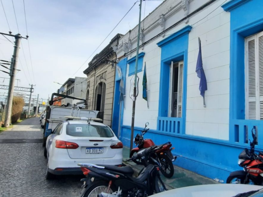 Delincuentes violentaron el garage de una casa en Tolosa y se robaron dos motos