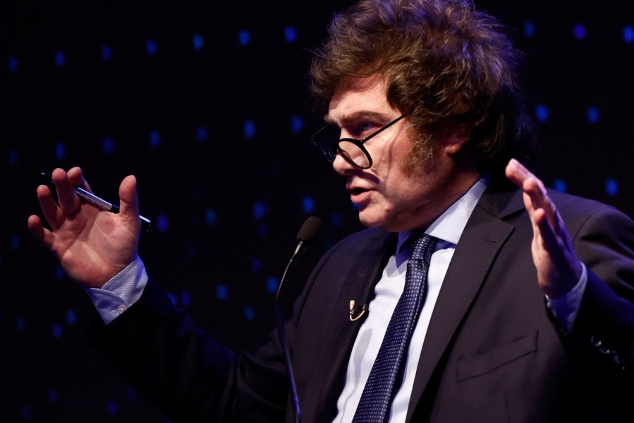 El diario The New York Times apuntó contra Milei y aseguró que ”el valor de la moneda argentina está cayendo en picada”