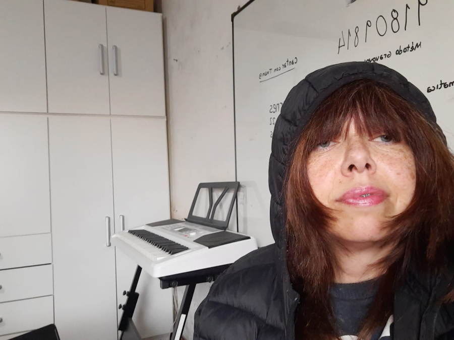 Tenía pánico escénico, se le cortaba la voz y a los 49 años rompió sus miedos recordando los 80’ y 90’ en La Plata