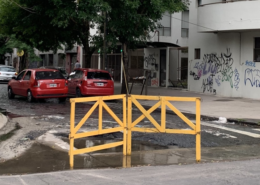 En 13 y 63 ahora se burlan de la solución a una laguna: ”Vallas para que nadie se ahogue”