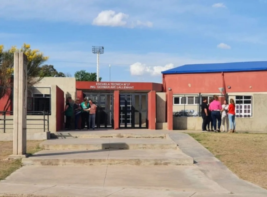 Un hombre armado ingresó a una escuela secundaria y baleó a una docente que había sido su pareja