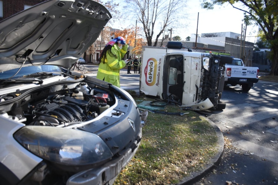 Un camión volcó en un choque contra una camioneta en La Plata