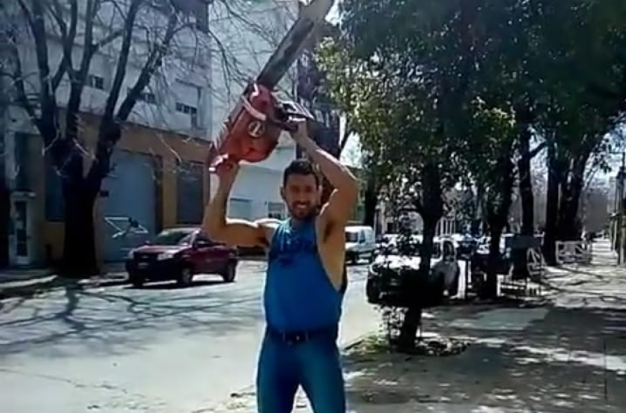 Fue panadero, laburó en una fábrica de La Plata y en el 2017 descubrió su amor por la motosierra: ”Es muy arriesgado”