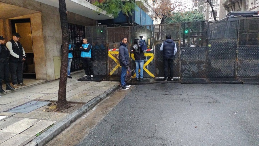 La Policia de la ciudad puso vallas alrededor de la casa de Cristina Kirchner