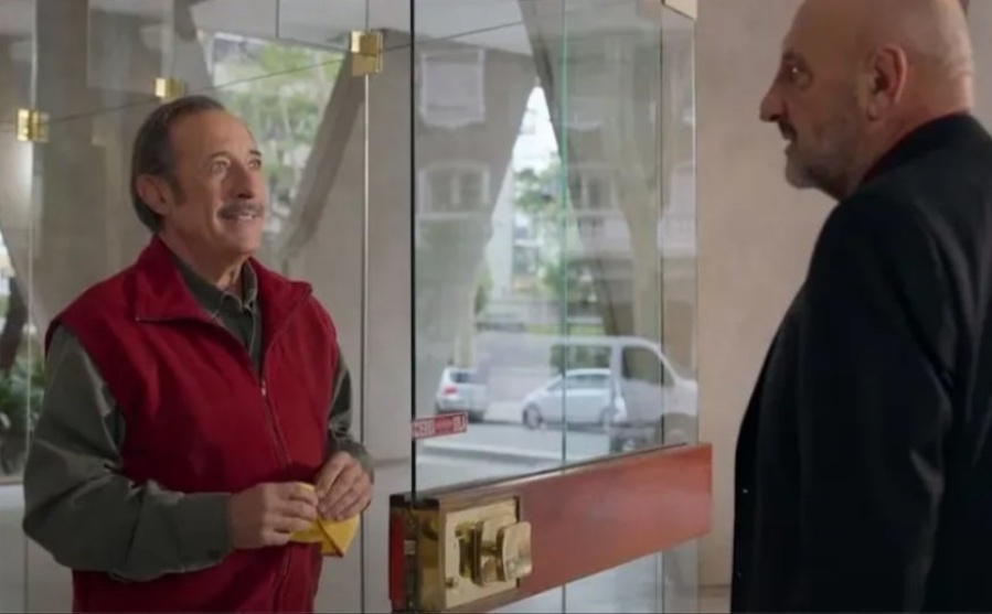 El encargado del edificio se fue de vacaciones y se dio cuenta que le cobraba diez veces más la ficha para usar el lavadero