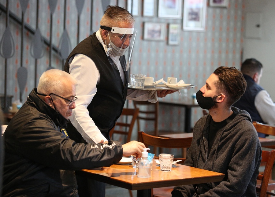 Provincia analiza que a partir del 6 de agosto no puedan entrar a bares y restaurantes quiénes no quisieron vacunarse