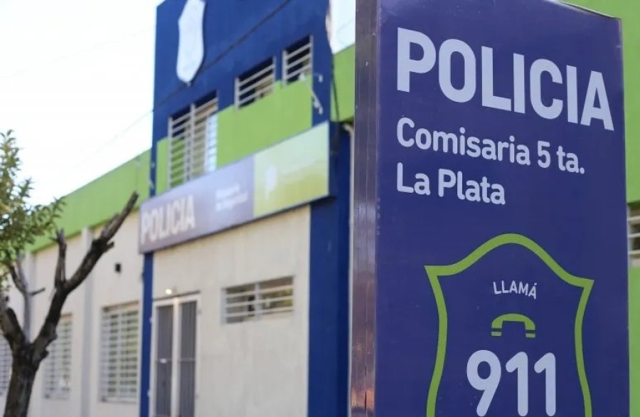 Un sujeto robó y golpeó a un joven en La Plata y los vecinos salieron en su ayuda para detener al delincuente