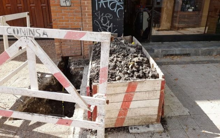 En 15 y 66 un vecino se quejó por una montaña de tierra que dejaron en la puerta de su casa