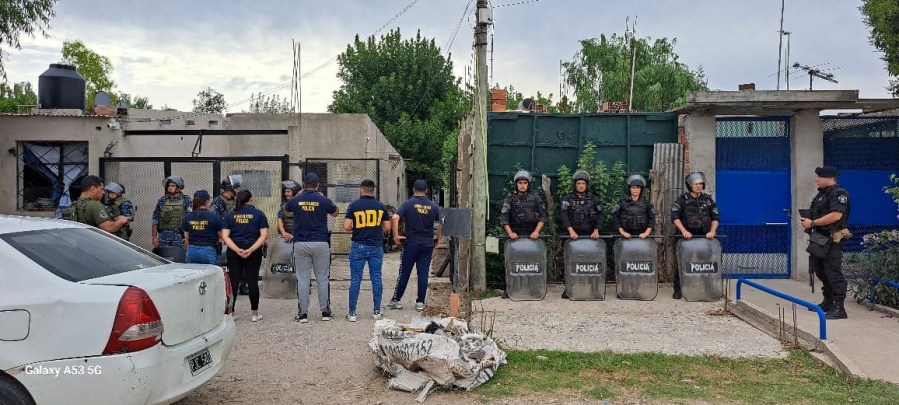 Allanaron una casa en el barrio El Rincón por venta de droga y hubo dos detenidos