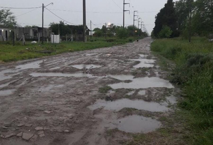Vecinos de Los Hornos reclaman por la calle 167: ”Figura como asfaltada pero no se puede entrar y salir si llueve”