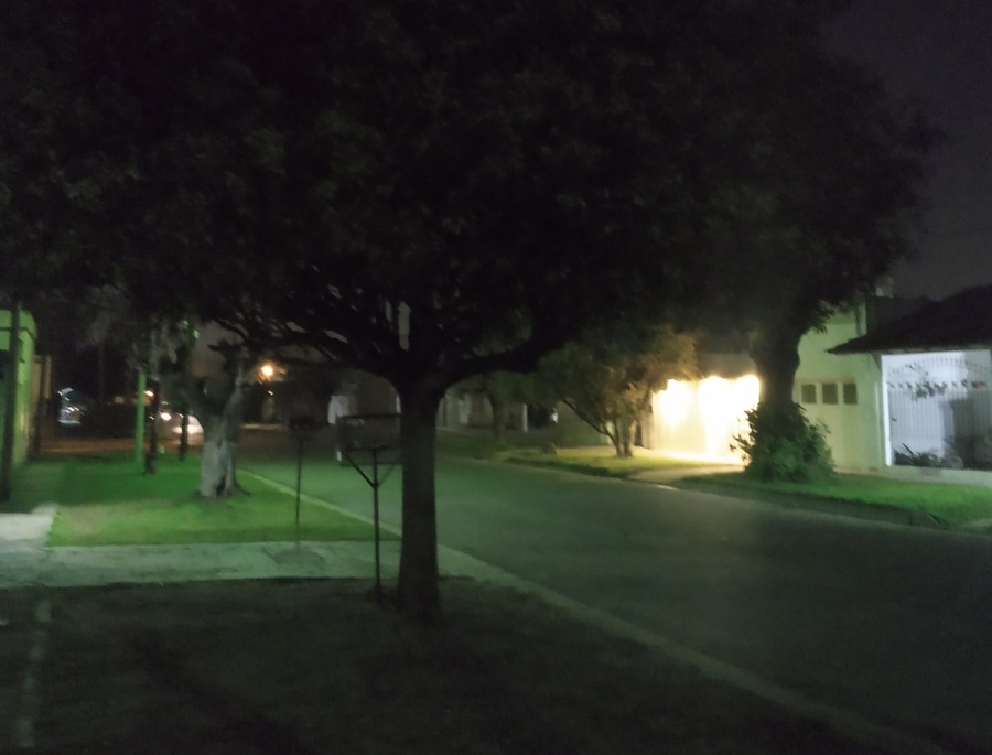 ”Los chicos van a oscuras al colegio”: piden urgente iluminación en la zona de 150 y 67