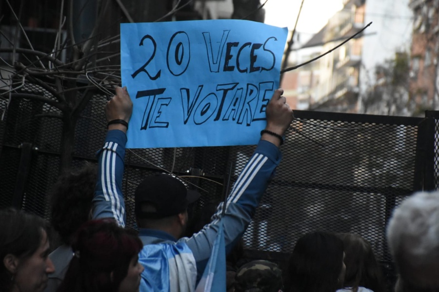 Miles de militantes apoyaron a Cristina Kirchner a pesar de la represión por parte de la Policía de la Ciudad