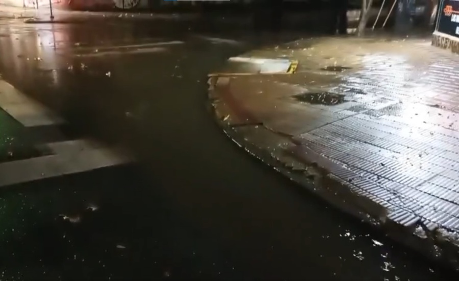 Hace más de ocho meses reclaman destapar una boca de tormenta cercana a la Estación de Trenes de La Plata