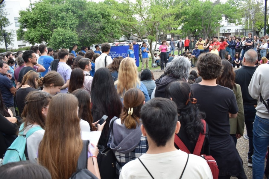 Alumnos de Periodismo de la UNLP denunciaron que supuestos agentes de la Policía Federal exigieron datos: ”Fue raro”