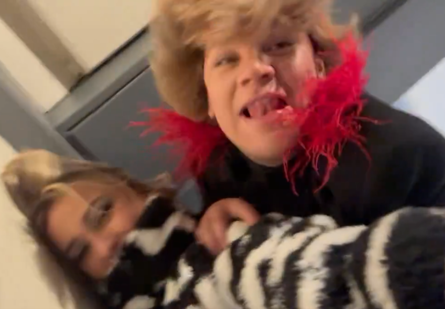 ”Dame el celular, nena”: el divertido forcejeo de Emma Vich y Flor Regidor tras la gala de cierre de Gran Hermano