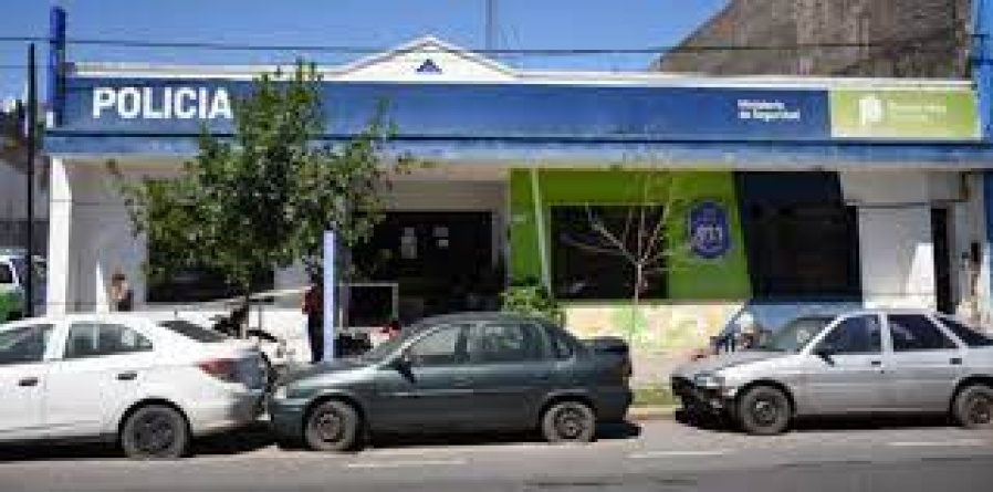 Le robaron a unos nenes en Los Hornos, una vecina persiguió al delincuente y ahora busca a las víctimas