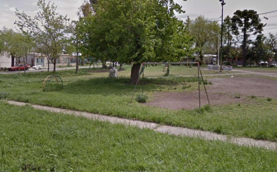 En Los Hornos piden mejoras en una plaza que se encuentra ”abandonada”