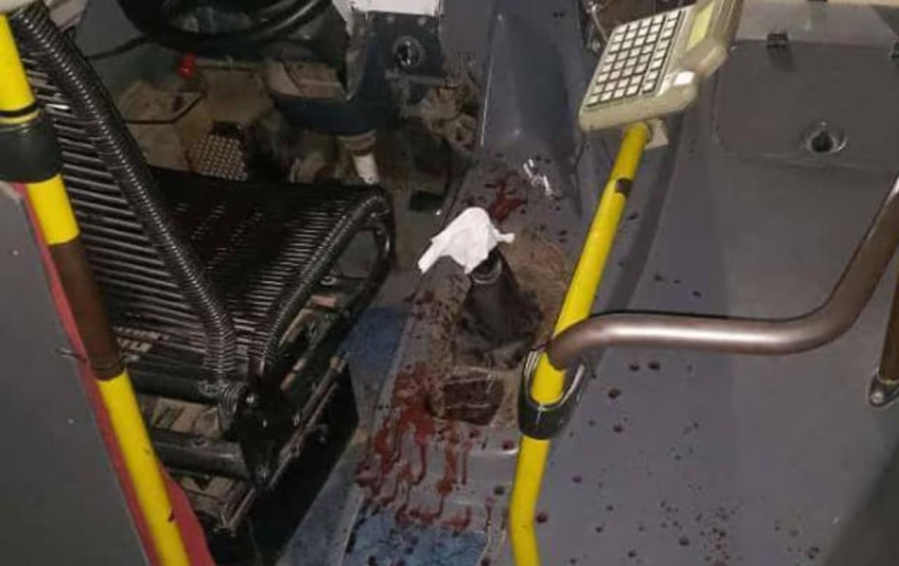 Le cortaron tres dedos a un chofer para robarle: ya no había ningún pasajero en el colectivo