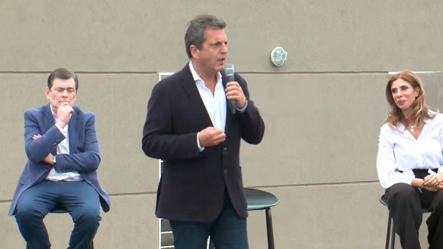 En un acto de entrega de viviendas, Massa apuntó contra “aquellos que esconden un desprecio por el interior” del país