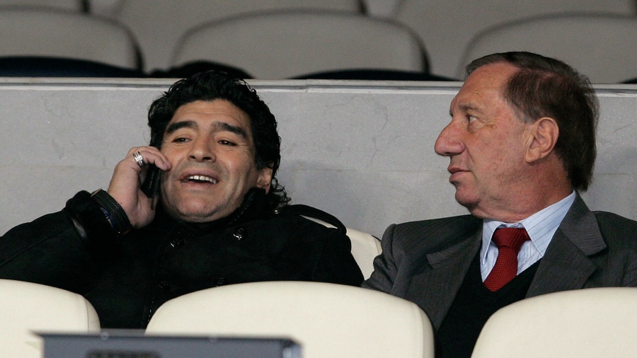 Informan que Carlos Bilardo se enteró de la muerte de Maradona: ”No dijo nada, solo juntó las manos”