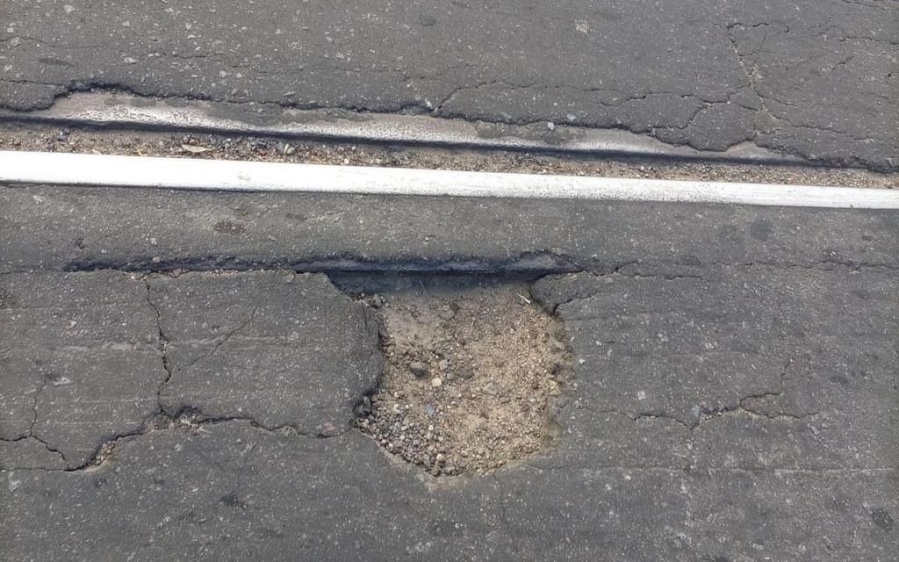 Un platense pide que se tape un pozo en avenida 72 y calle 22 luego de caerse con su bicicleta