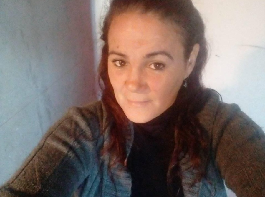 Quería regalar ropa, la plantaron, se calentó pero una mamá la emocionó: ”Vino caminando con tres pibes de Tolosa a Ensenada”