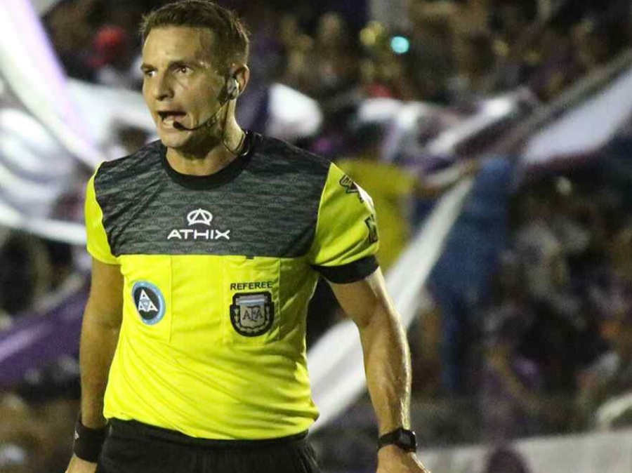 Debutará en Primera, viene del ascenso y registra polémicas: ¿Cuál es el perfil del juez que dirigirá al Lobo ante Riestra?