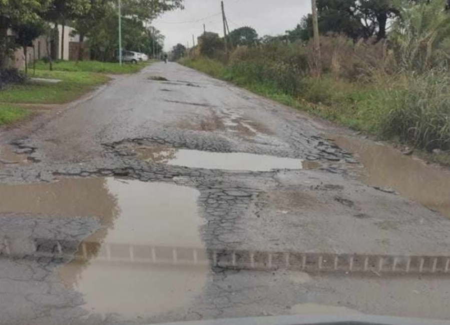 Vecinos del Barrio Aeropuerto reclamaron por el asfalto roto de 13 a 22 que genera anegamientos