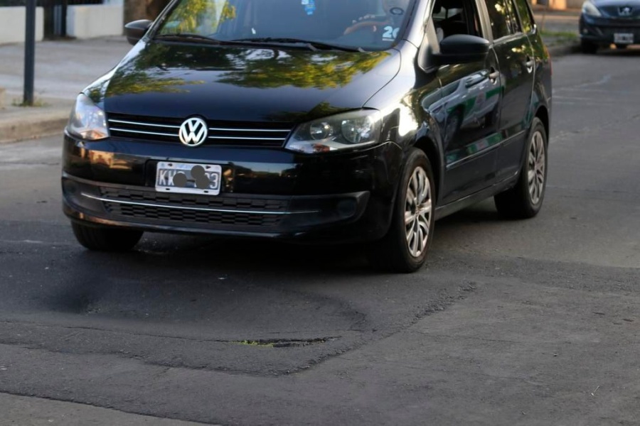 Vecinos reclaman por un gran pozo en 47 entre 27 y 28