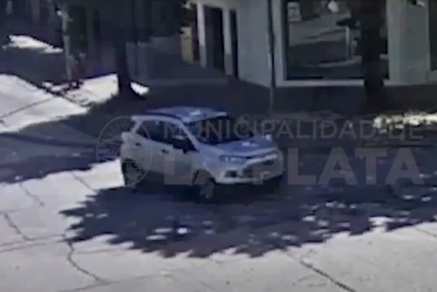 Una distracción pudo haber terminado mucho peor en 25 y 57: un auto dobló sin ver y chocó contra una moto